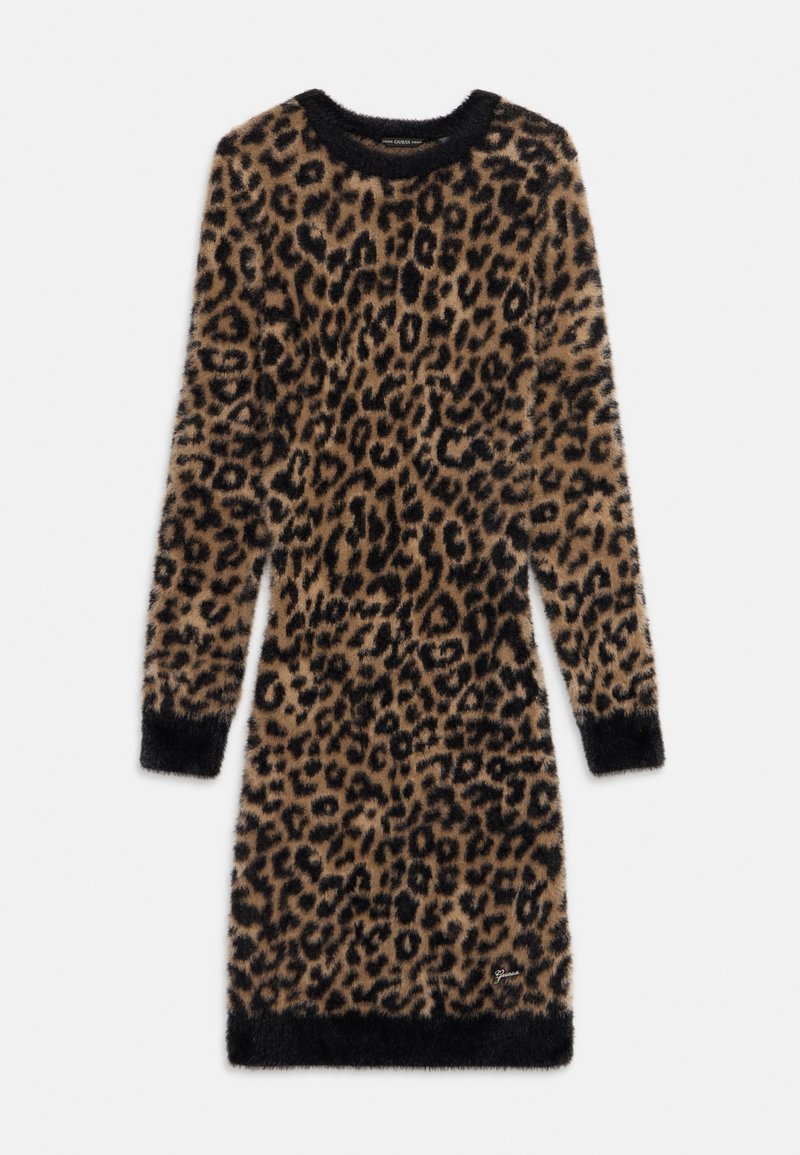 Langermet pelsaktig strikkekjole med brun og svart leopardmønster, svart kanting på mansjettene, halsringningen og nederkanten, med liten logo nær nederkanten.