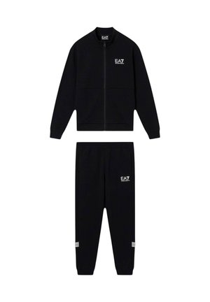 Giacca nera con zip e pantaloni da jogging coordinati con loghi bianchi EA7 Emporio Armani sul petto e sulla coscia, con polsini a costine e righe alla caviglia.