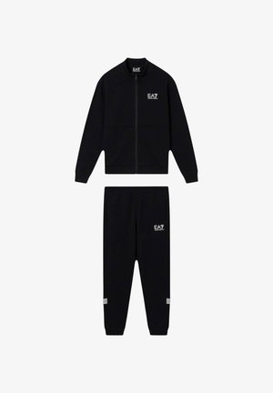Giacca nera con zip e pantaloni da jogging coordinati con loghi bianchi EA7 Emporio Armani sul petto e sulla coscia, con polsini a costine e righe alla caviglia.