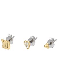 Drei Ohrstecker: ein goldenes "XO"-Design, ein goldenes Herz mit klaren Steinen und ein goldener Akzent mit drei Blütenblättern, alle auf silbernen Stiften montiert.