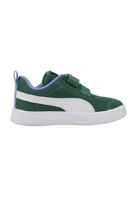 Zapatillas de malla verdes con una franja blanca, con un cuello azul y una correa de Velcro verde. La suela es blanca y plana.