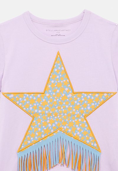 Lila pamut póló kék csillag mintával, sárga és fehér csillagmintákkal, sárga varrással szegélyezve és kék rojtos díszítéssel.