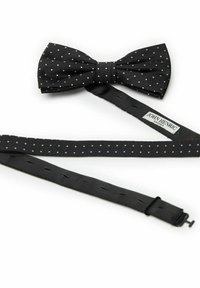 Svart fjädrande fluga med texturerad yta, med ett enfärgat svart justerbart band och en etikett med "John Henric"-logotyp.