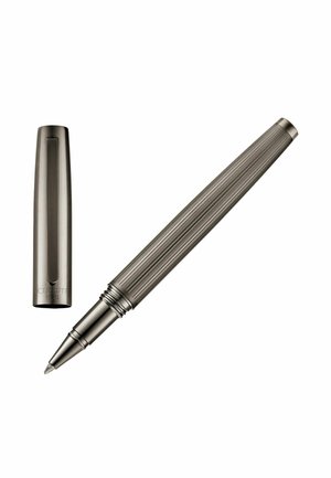 Metalinis sidabrinės spalvos rašiklis su vertikaliais grioveliais ant korpuso ir atitinkančiu dangteliu, ant kurio išgraviruotas užrašas „Cerruti 1881“. Dangtelis nuimtas ir padėtas šalia rašiklio.