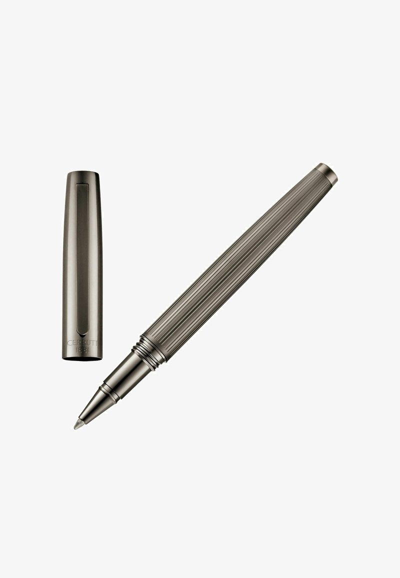 Metalinis sidabrinės spalvos rašiklis su vertikaliais grioveliais ant korpuso ir atitinkančiu dangteliu, ant kurio išgraviruotas užrašas „Cerruti 1881“. Dangtelis nuimtas ir padėtas šalia rašiklio.