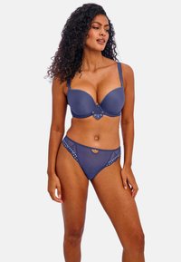 Tmavě modrý podprsenkový a kalhotkový set. Podprsenka má tvarované košíčky a krajkové detaily, zatímco kalhotky jsou z průsvitné tkaniny s dekoračními prvky.