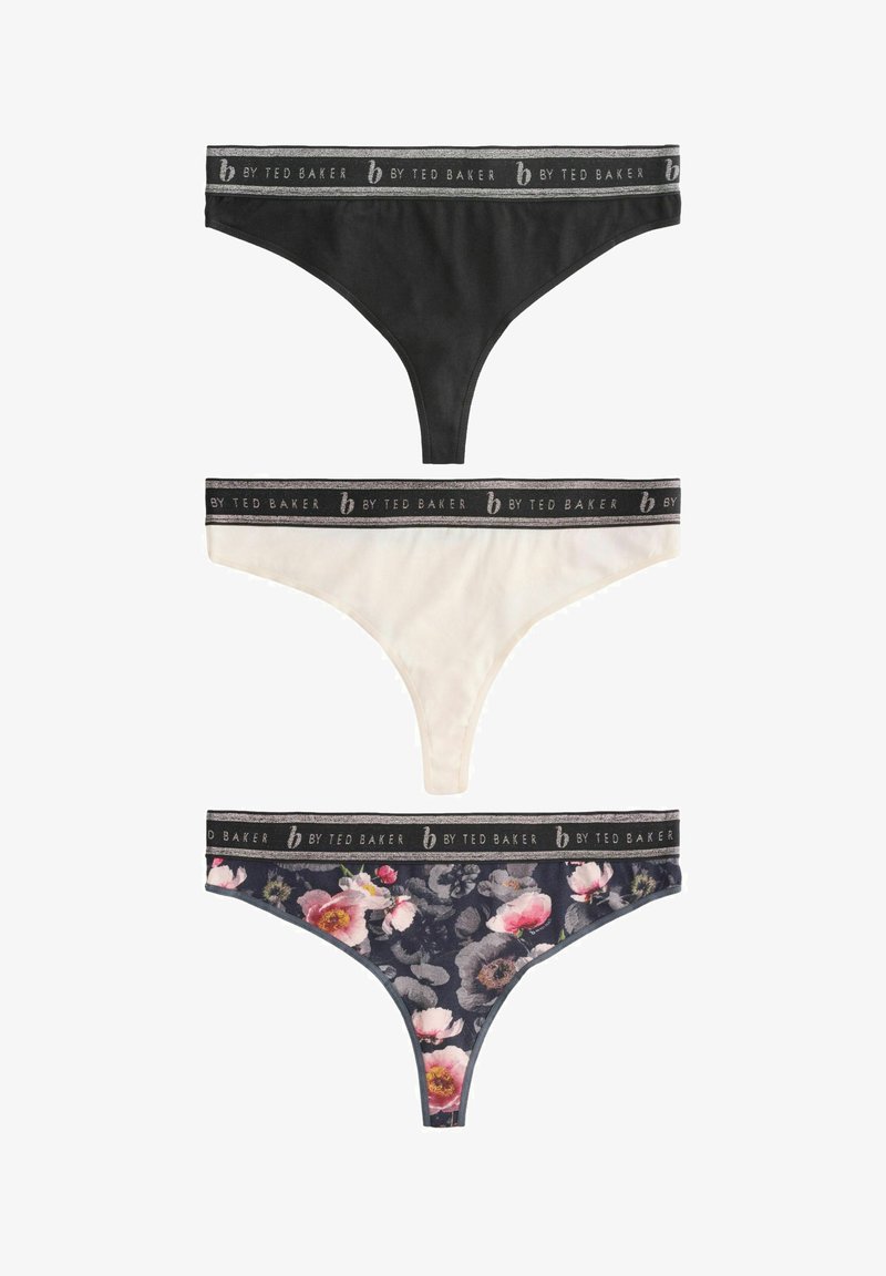 Kolme paria naisten stringejä: musta, kerma ja kukkakuosi. Jokaisessa on musta vyötärönauha, jossa on hopeinen 'BY TED BAKER' -teksti.