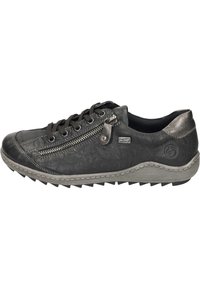 Schwarze Ledersneaker mit strukturiertem Obermaterial, grauer Gummisohle und kontrastierenden silbernen Akzenten. Verfügt über Schnürsenkel und seitliche Reißverschlussdetails.