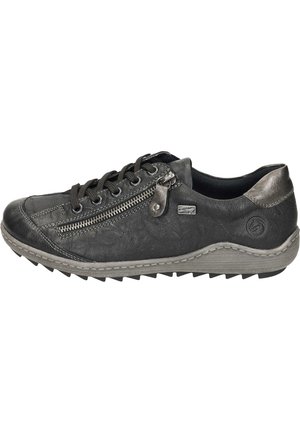 Sneaker en cuir noir avec surface texturée, semelle en caoutchouc grise et accents argentés contrastants. Comprend des lacets et des détails de fermeture éclair sur le côté.