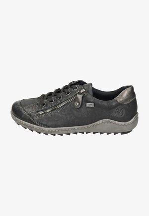 Sneaker en cuir noir avec surface texturée, semelle en caoutchouc grise et accents argentés contrastants. Comprend des lacets et des détails de fermeture éclair sur le côté.