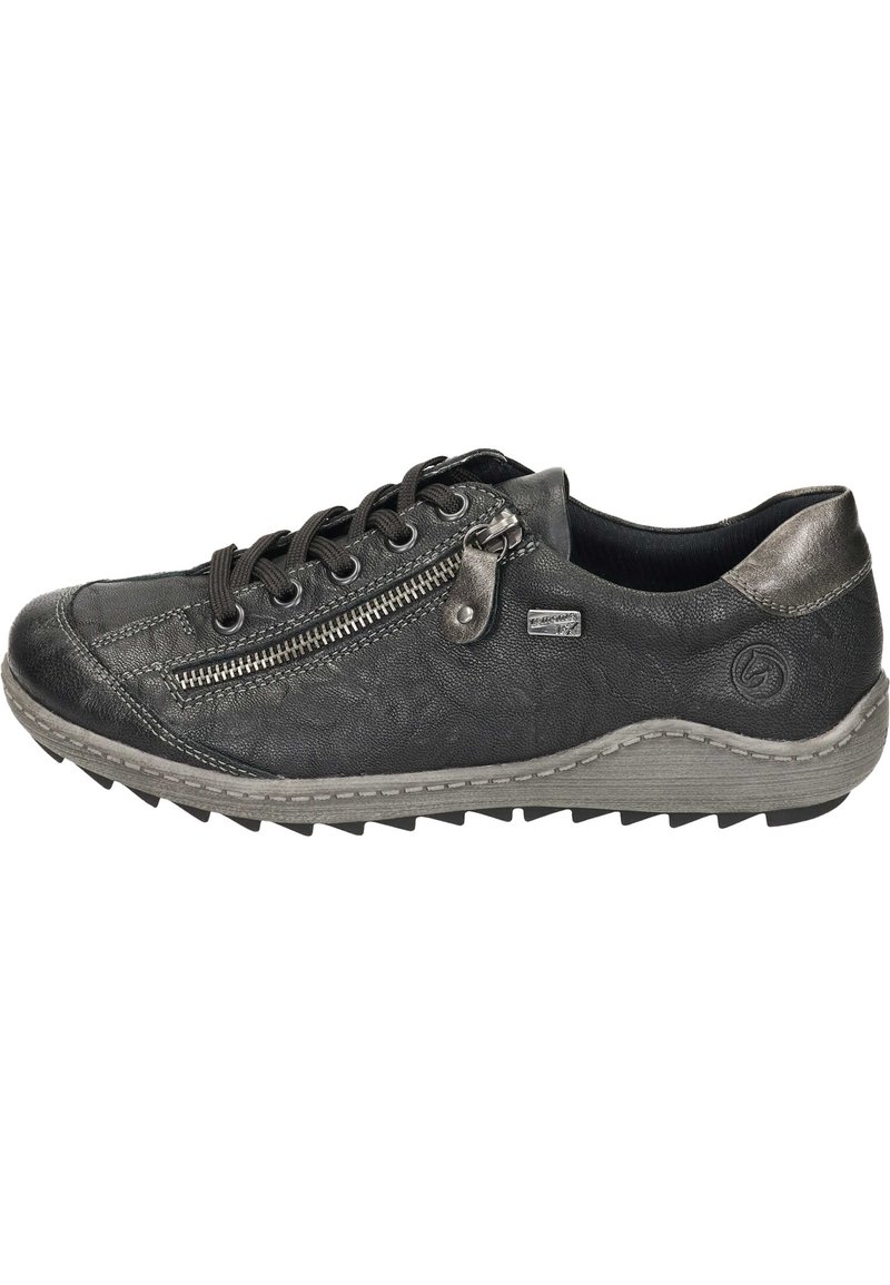 Schwarze Ledersneaker mit strukturiertem Obermaterial, grauer Gummisohle und kontrastierenden silbernen Akzenten. Verfügt über Schnürsenkel und seitliche Reißverschlussdetails.
