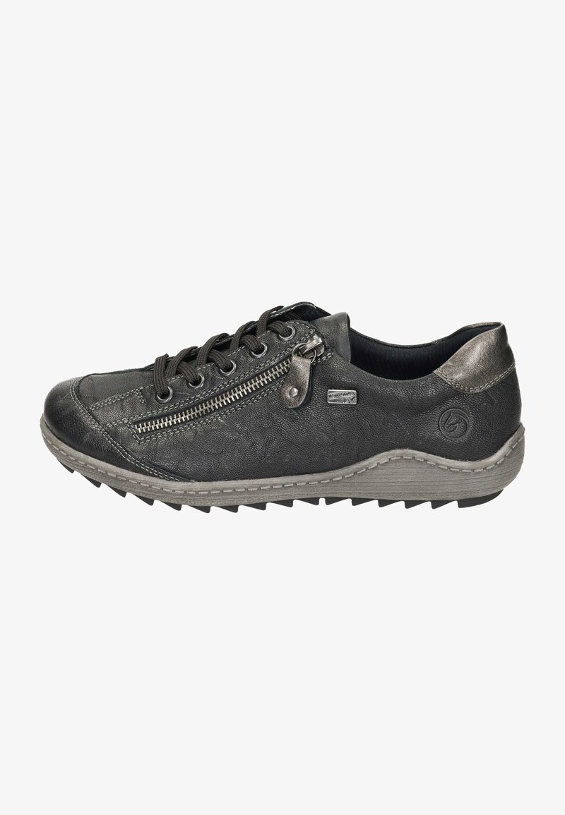 Schwarze Ledersneaker mit strukturiertem Obermaterial, grauer Gummisohle und kontrastierenden silbernen Akzenten. Verfügt über Schnürsenkel und seitliche Reißverschlussdetails.