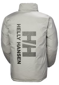 Lichtgrijze geïsoleerde jas met hoge kraag. Heeft een groot zwart Helly Hansen-logo verticaal op de rug en horizontale strepen op het embleem.