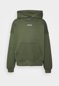 Sweat à capuche vert olive avec poche kangourou à l'avant et texte blanc "WRSTBHVR" centré sur la poitrine.