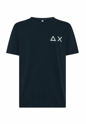 T-shirt di cotone blu navy con maniche corte, collo a giro e una grafica bianca di forme geometriche sul lato sinistro del petto.
