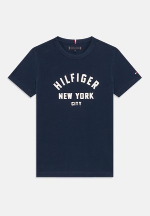 T-shirt de algodão azul-marinho com texto impresso em branco "HILFIGER NEW YORK CITY." Design clássico de gola redonda, mangas curtas e ajuste padrão.