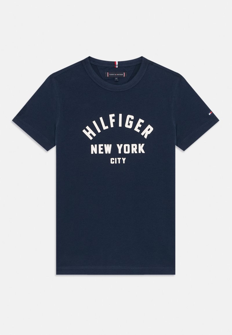 T-shirt de algodão azul-marinho com texto impresso em branco "HILFIGER NEW YORK CITY." Design clássico de gola redonda, mangas curtas e ajuste padrão.