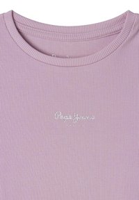 Světle fialové proužkované tričko s kulatým výstřihem. Uprostřed se nachází bílé vyšívané logo "Pepe Jeans". Měkká textura.