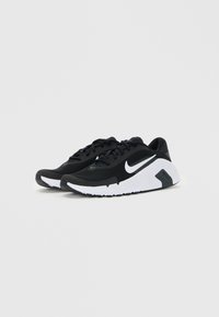 Czarno-białe buty do biegania Nike z siateczkowym wierzchem, sznurowaniem i grubą, amortyzującą podeszwą oznaczoną "Nike Flex".