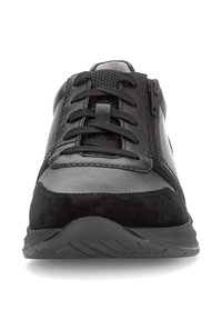 Sneaker nera con lacci frontali, linguetta in rete e cerniera laterale, dotata di una suola in gomma testurizzata e una punta in suede.