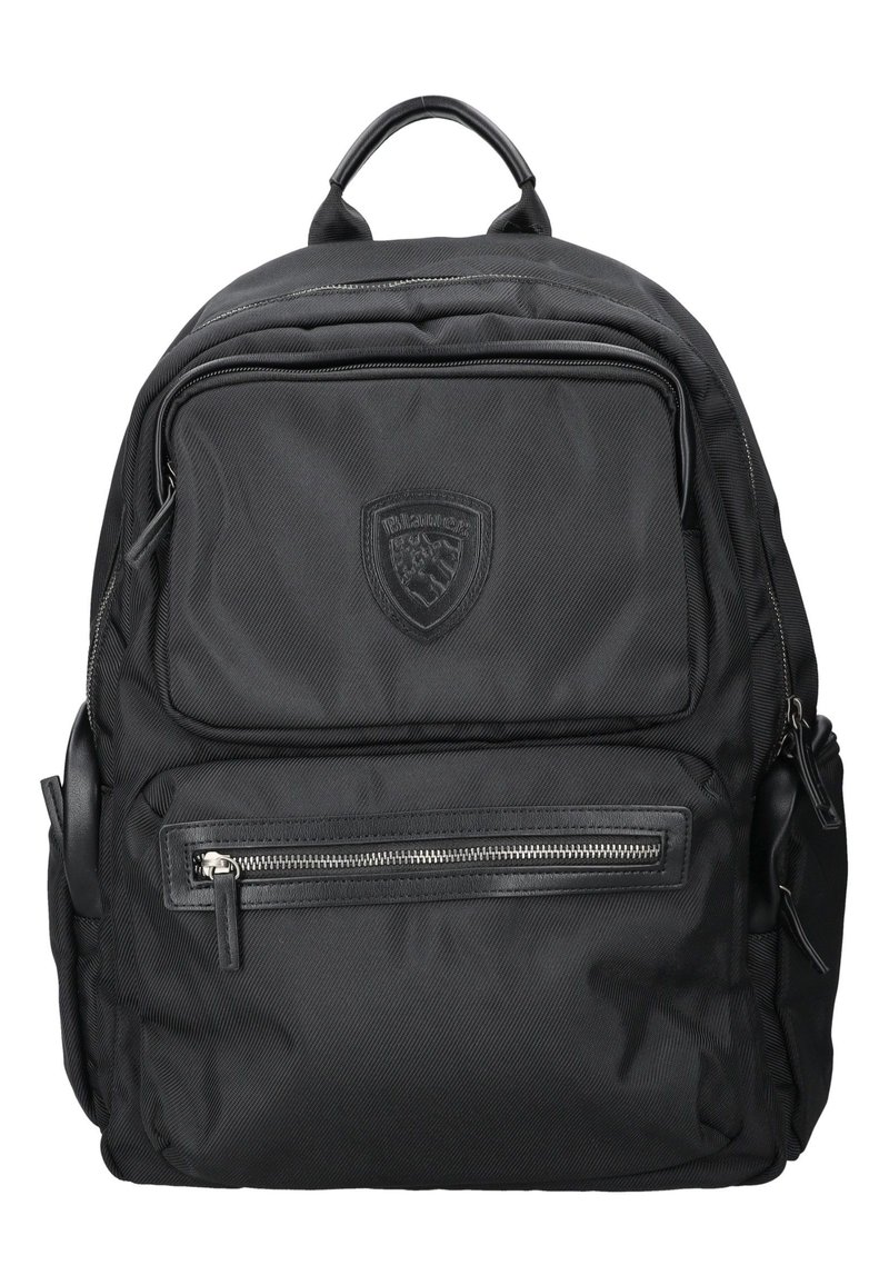 Sac à dos en nylon noir avec plusieurs compartiments zippés, surface texturée, poignée supérieure et un écusson logo à l'avant.