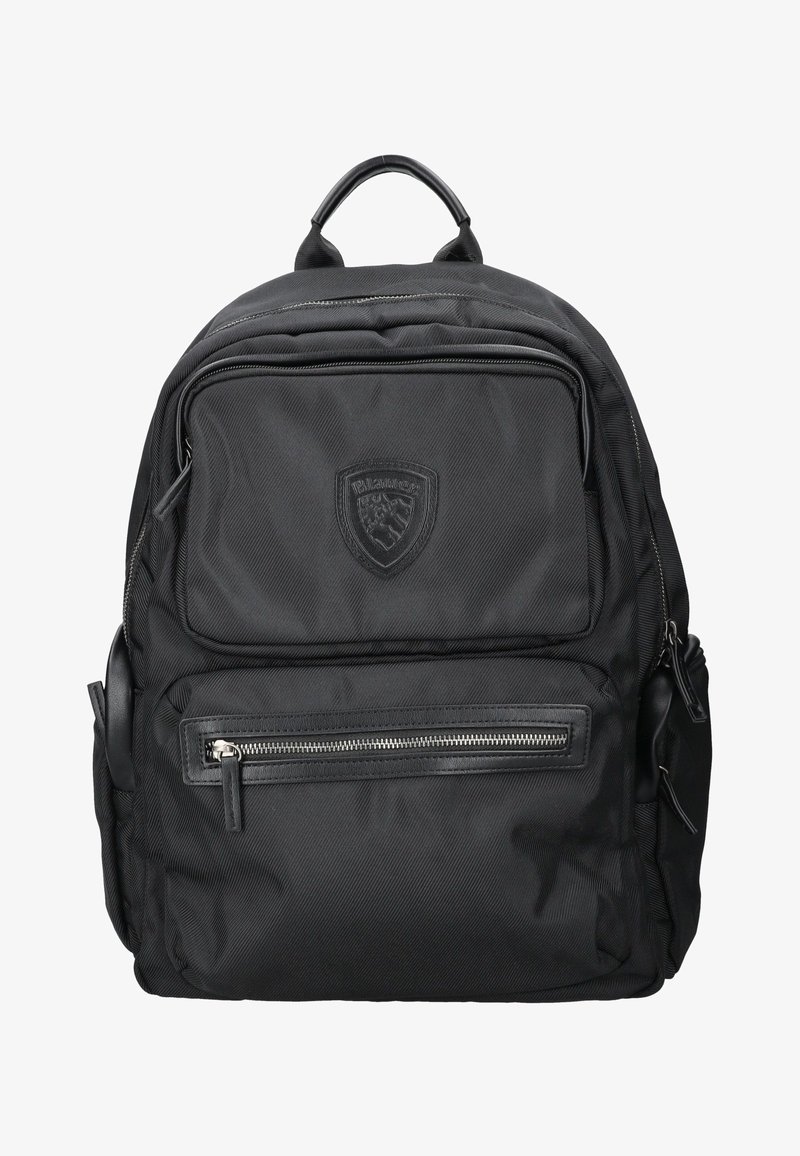 Zaino nero in nylon con diversi scomparti con zip, superficie testurizzata, maniglia superiore e una patch con logo sulla parte anteriore.