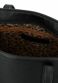 Sac fourre-tout en cuir noir avec un extérieur texturé, doté d'une doublure imprimée léopard et d'une poche zippée intérieure.