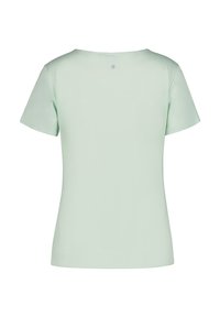 Camiseta de manga corta verde menta, con tejido suave, escote redondo, con un pequeño logo en la parte posterior, presenta una silueta ajustada.