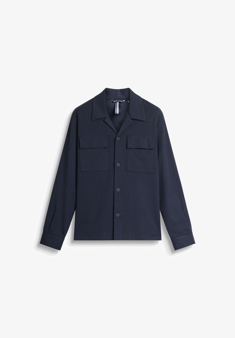 Camicia button-up blu navy con colletto piatto, due tasche sul petto e maniche lunghe. Realizzata in un tessuto liscio con una vestibilità strutturata.
