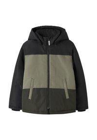 Veste d'hiver à capuche en blocs de couleurs noir, olive et vert foncé, avec fermeture éclair frontale et deux poches latérales verticales.