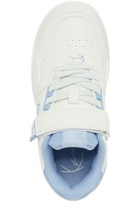 Adidaș alb cu accente bleu deschis, curea cu velcro, șireturi și guler căptușit, privit de sus.