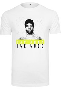 Hvit T-skjorte med en svart-hvitt grafikk av en person, med "ICE CUBE" i slående svart og neon gul tekst under.