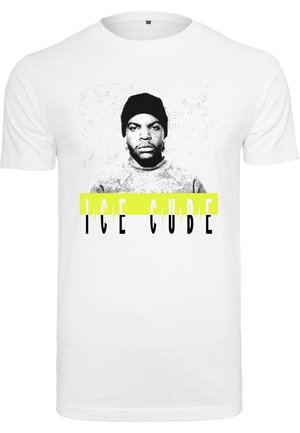 Hvit T-skjorte med en svart-hvitt grafikk av en person, med "ICE CUBE" i slående svart og neon gul tekst under.