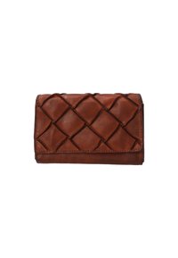 Braune Lederbrieftasche mit einem gewebten Rautenmuster, ausgestattet mit einem Druckknopfverschluss und genähten Kanten für Langlebigkeit. Kompaktes rechteckiges Format.