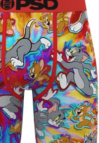 Tessuto colorato con i personaggi dei cartoni animati Tom il gatto e Jerry il topo ripetuti in pose giocose su una cintura di biancheria intima bordata di rosso con l'etichetta "PSD".