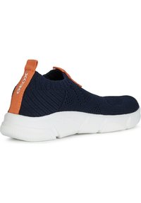Marinblå stickad slip-on sneakers med en orange hälflik och vit gummisula. Har en texturerad stickad design och logotypdetalj på sidan.