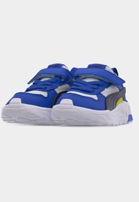 Μπλε και άσπρα παιδικά αθλητικά παπούτσια με λουράκια βέλκρο, γκρι και κίτρινες λεπτομέρειες και χοντρή άσπρη σόλα, εμφανιζόμενα από μπροστά σε απλό φόντο.