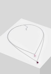 Sølvhalskæde med to kæder, fremhævet af runde pink og røde ædelsten. Glat overflade, delikat design, justerbar låsebeslag.
