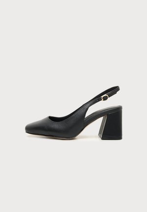 Schwarzer Slingback-Lederschuh mit abgerundeter Spitze, Blockabsatz und kleiner goldener Schnalle am Riemen.
