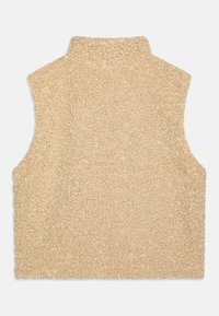 Beige texturerad ärmlös väst med hög krage, med en mjuk, plysch yta och rundad nederkant, designad för en lös passform.