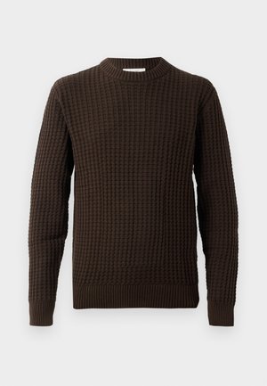 Brun sweater med et struktureret, vaffelmønstret design, rund hals og ribstrikkede manchetter samt kant. Fremstillet af et blødt, strikket stof.