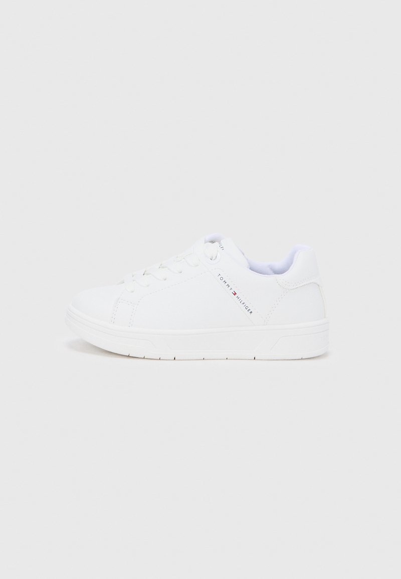 Λευκό χαμηλό αθλητικό παπούτσι με κορδόνια και διακριτικό λογότυπο Tommy Hilfiger στο πλάι, εμφανιζόμενο σε λευκό απλό φόντο.