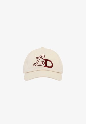 Cappello in cotone beige con corona arrotondata e visiera pre-curvata. Presenta la lettera "LD" ricamata in color amaranto sul davanti.