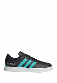 Sorte sneakers med turkise tre striber, glat syntetisk overdel, gummisål og hvid ydersål, med mærkevarer på siden.