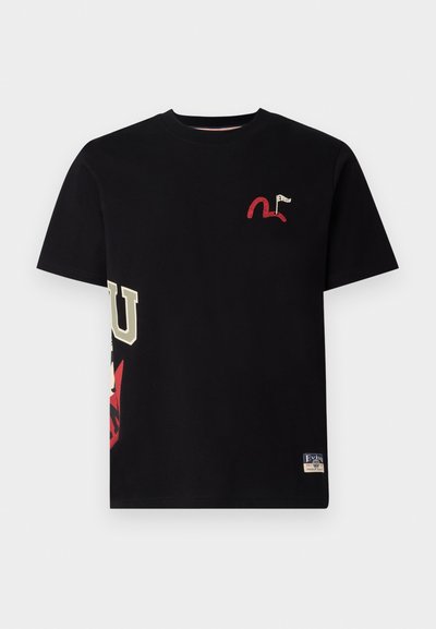 Czarny bawełniany t-shirt z krótkimi rękawami. Posiada czerwony haftowany wzór fali i flagi oraz nadrukowane akcenty po lewej stronie.