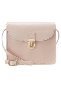 Borsa a tracolla rosa chiaro con pattina e chiusura dorata, dotata di una sottile tracolla regolabile. Design semplice ed elegante.