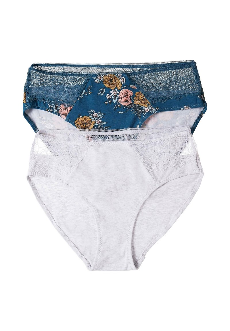 Dwie pary damskiej bielizny: jedna w kwiatowym, niebieskim materiale z koronkowymi wykończeniami, a druga w gładkiej, białej bawełnie z koronkowymi akcentami.