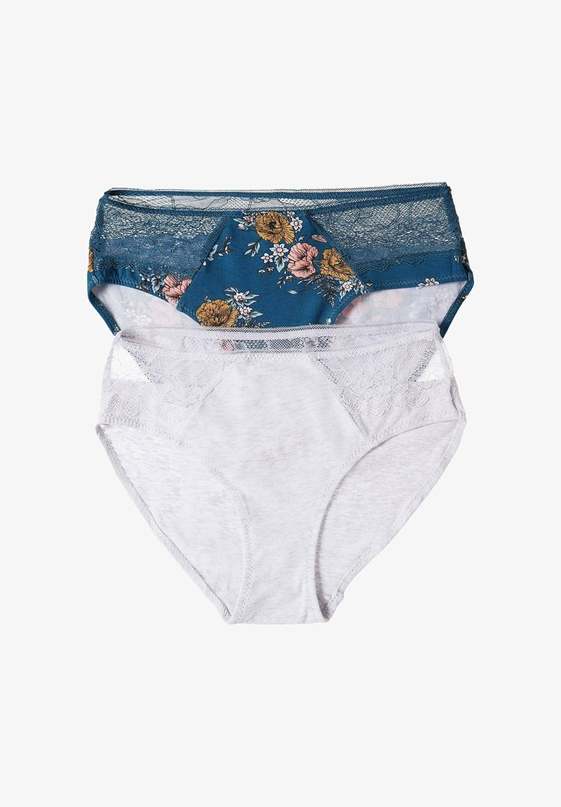 Zwei Paare Damenunterwäsche: eines aus floralem blauen Stoff mit Spitzenrand und eines aus schlichtem weißen Baumwollstoff mit Spitzenakzenten.