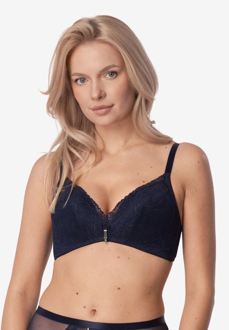 Granatowy koronkowy biustonosz z dekoltem w serek, kwiatowym wzorem, regulowanymi ramiączkami i ozdobnym zapięciem z przodu. Miękka tekstura.