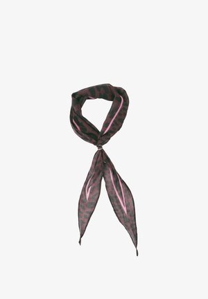 Écharpe à imprimé léopard violet foncé et noir avec de fines rayures roses, nouée en boucle avec deux extrémités pendantes sur fond blanc.